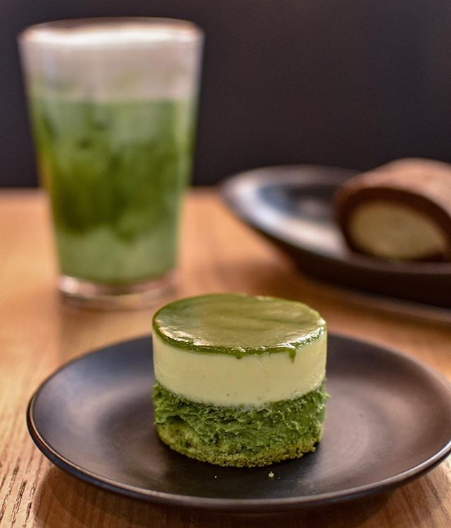 1️⃣Green tea double cheesecake[6500krw ~> $7.80] 
Like a dual fromage cheesecake with two distinct layers of green tea flavoured cheesecake and original cheesecake that topped with a thin layer of green tea ganache, coupled with a base of green tea sponge (swipe to view).