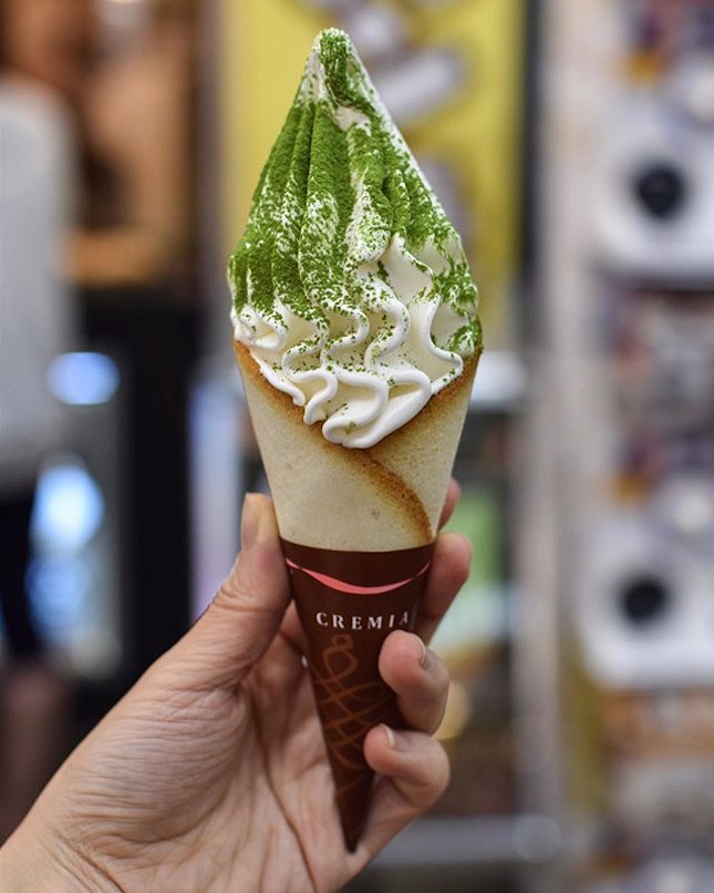 1️⃣Cremia softserve [500¥~>$6.30]
2️⃣Matcha Melon pan[400¥~>$5.05]
Situated along the stretch of road in Nishiki shopping district, this shop is pretty easy to spot with its iconic melonpan logo.