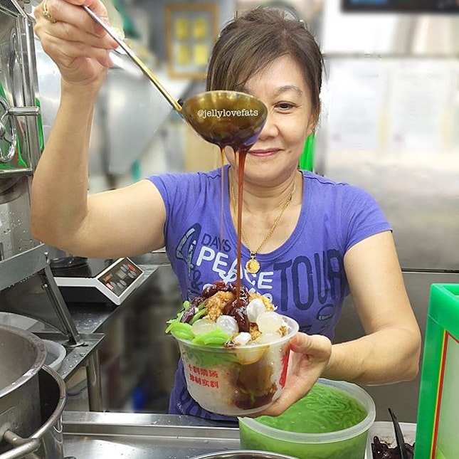 [jelly星期六] Look at this captivating shot of auntie preparing our chendol dessert!