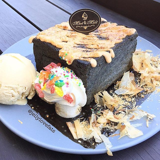 [jelly星期三] Mentaiko Charcoal Lava Toast $14.90 Single Ice cream scoop $3.20 (Premium +$1.00) ❣ Mentaiko fillings was smooth and creamy.