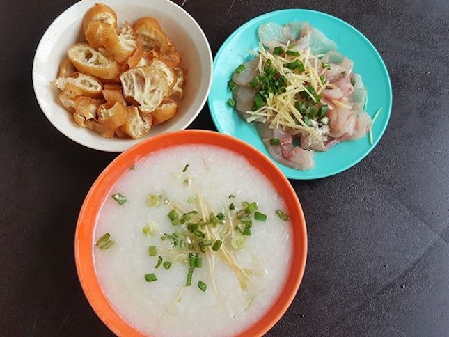 Fresh Raw Fish Porridge and Yau Char Kwai 😋😋😋
.