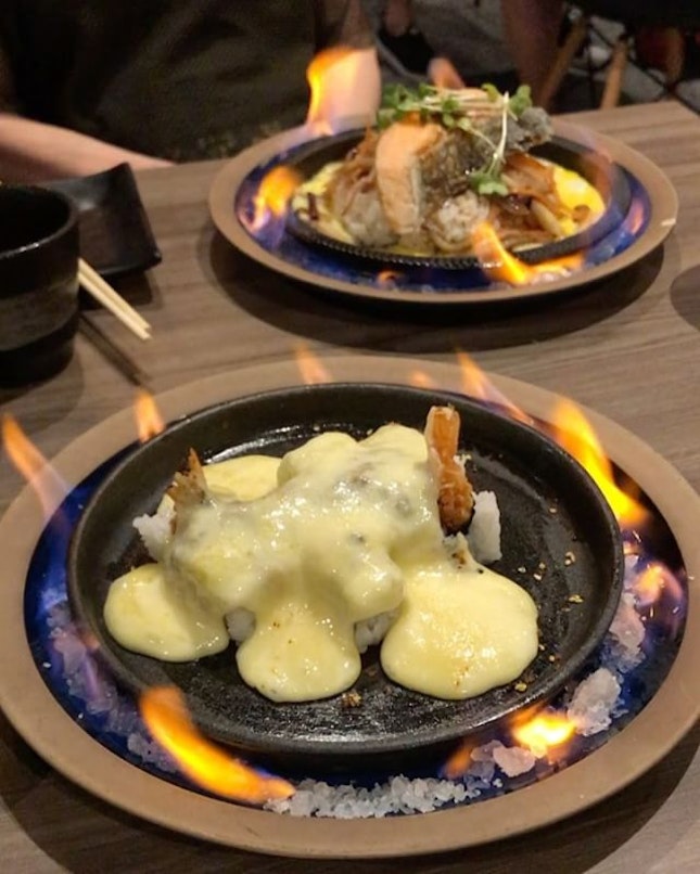 🔥🔥🔥Talk about a hot meal 😜🔥🔥🔥 Salmon Sizzling Plate set lunch + Raclette Cheese Maki.