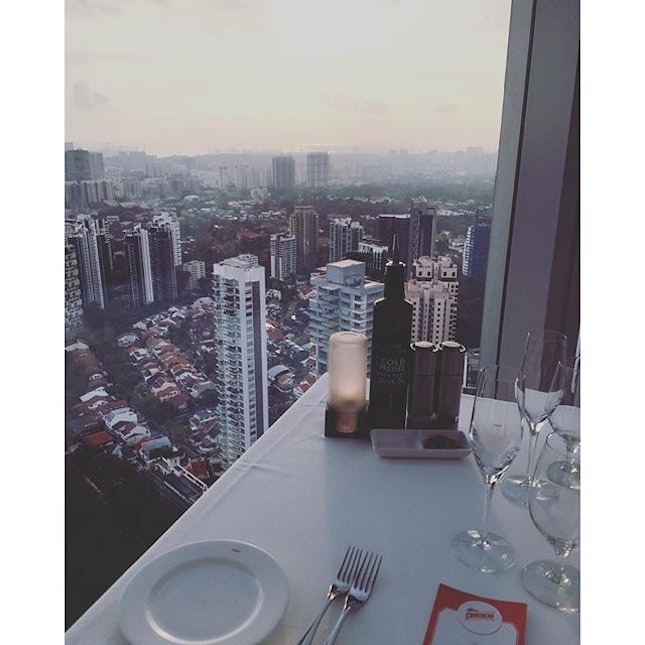 I realize we're always so busy watching out for what's just ahead of us that we don't take time to enjoy where we are, so i decided to dine with this beautiful skyline to remind myself to take one step at a time and not to chase life but let it chases after you.