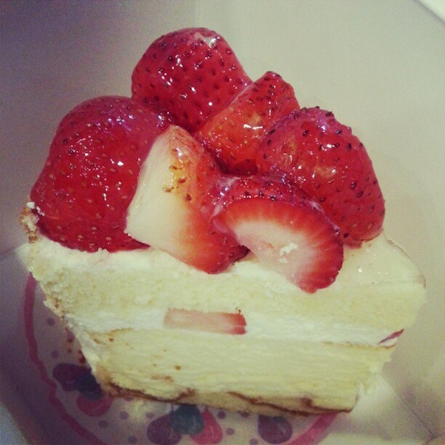 Fresh strawberry + Glacé cheesecake = Heaven