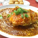 A Singapore Favourite, Chili Crab [$52] Seasonal Price for a Medium Crab • Love family dinners like this ☺️ Mantou with the Chili Crab sauce it's sooooo goooood.