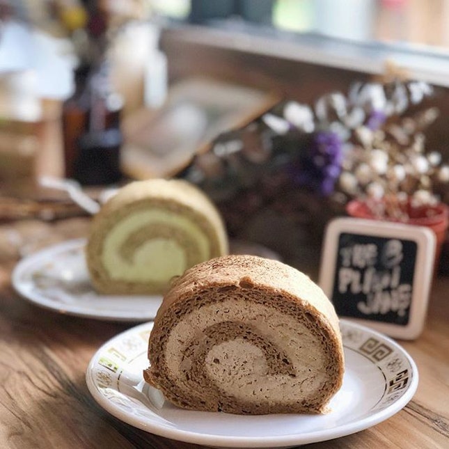 Plain Jane ain’t that plain after all • pretty & dainty Houjicha & Matcha Swiss roll; good for an afternoon snack 🍰 would prefer stronger tea flavour in both especially the matcha one & wishing all a HAPPY TGIF!!!