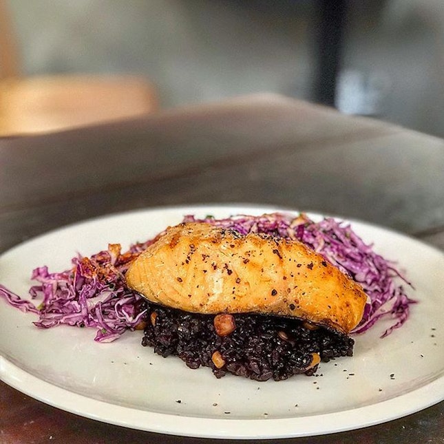 salmon on black rice and purple cabbage in a bid to eat cleaner and lose some of my fats for CNY 😂
.