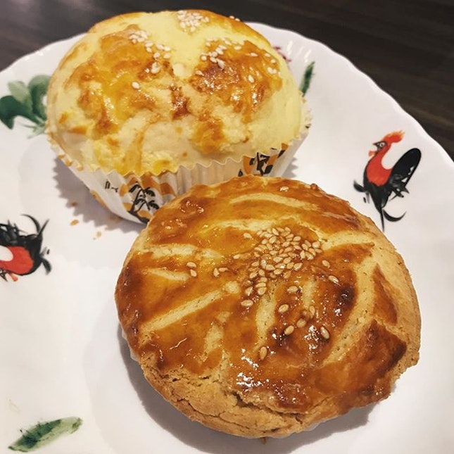 bbq pork pie ft charsiew bolo bun — look at these glorious baked goodies 🤤 i’m a sucker for these, i love the crispy sweet topping of the bolo w the nice contrasting fluffy bread and savoury tender charsiew filling!!!!