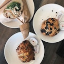 had the white chocolate blueberry and chocolate chunk scones (S$4.80 each) for teabreak the other day.