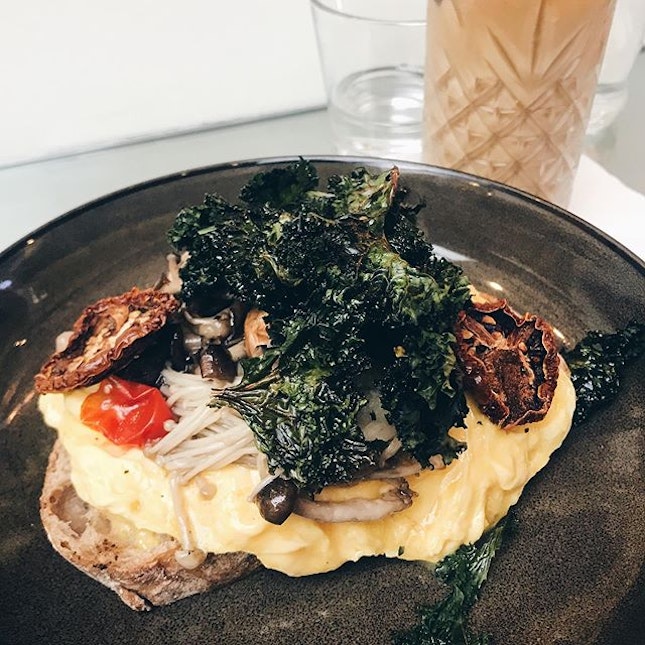 visited @bearded.bella for the first time for some brunch :-) got the spiced scramble (S$18) which came w deliciously creamy and fluffy tumeric eggs (the spice was subtle though which i appreciated), mushrooms, crispy kale and sun dried tomatoes.