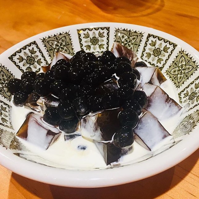 I call this the ‘deconstructed’ bubble tea- Chunks of red tea jelly in milk cream topped with black pearls.