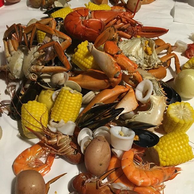 Gigantic Pot ($399 good for 6 pax)
🦀
2 Boston Lobsters, 2 Sri Lankan Crabs, Cray Fish, Loligo Squid, Yabbies, Tiger Prawns, Boston Bay Mussels, Venus Clams, Bratwurst Sausages, Corn on the Cob, Potatoes, Onions & Lemons boiled in secret blend of Louisiana herbs & spices.