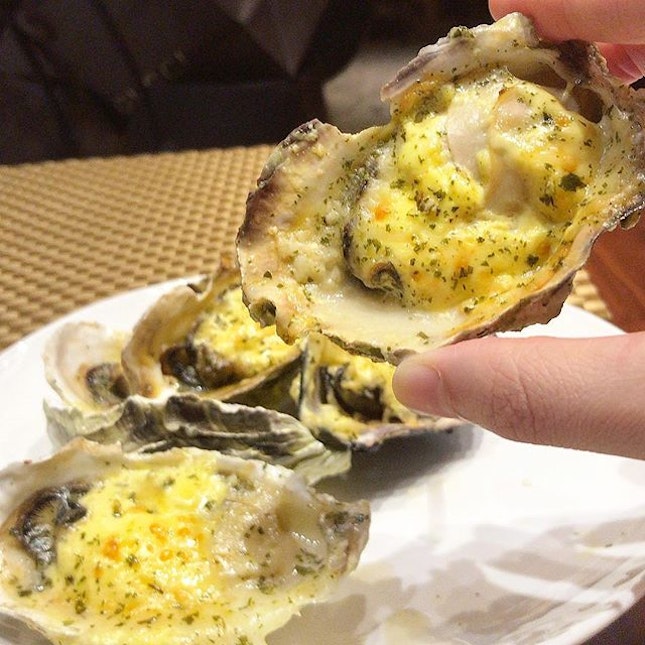Plump, juicy cheese-baked oysters from @grandcopthornewaterfront Food Capital’s buffet to start off the Yuletide feast season.