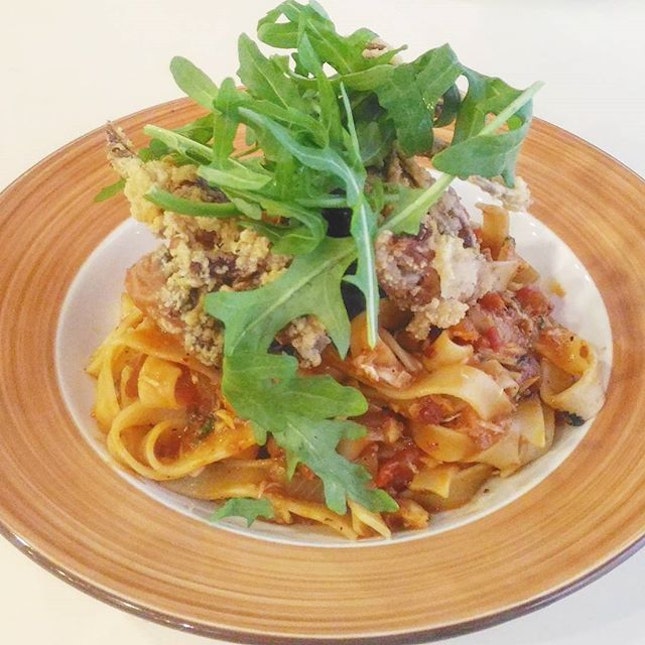 Perfectly cooked pasta in a tangy tomato base sauce, with generous amounts of fresh crab meat in the gravy and crispy soft shell crab to top it off - this Signature Chilli Crab Pasta is my favourite main at Crossings Cafe.