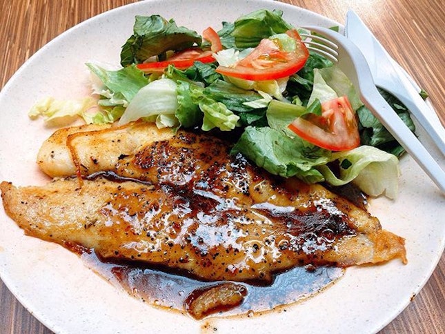 [NIE Canteen] Grilled fish drizzled with black pepper sauce and a side of salad for $4 from the NIE canteen in NTU!