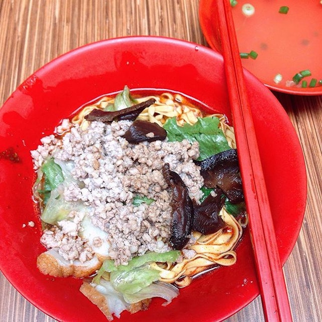 [NIE Canteen] And today I tried the famous ba chor mee from the NIE canteen :) $2.50 for a generous portion of noodles and lots of minced meat.