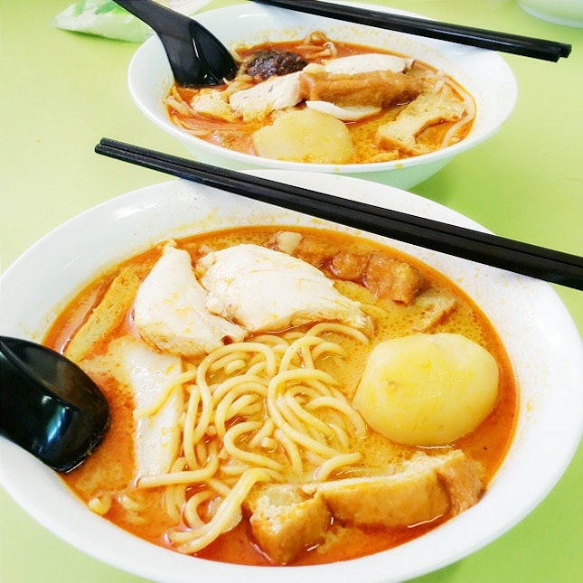 Ah Heng Curry chicken Noodle 亚王咖喱鸡面。One of my favourite stall whenever I come to Hong lim food centre.