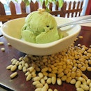 Have you ever eaten salted egg embedded in creamy ice cream?