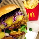 Usually not a fan of fast food BUT this Buttermilk crispy chicken burger quite appealed to me.