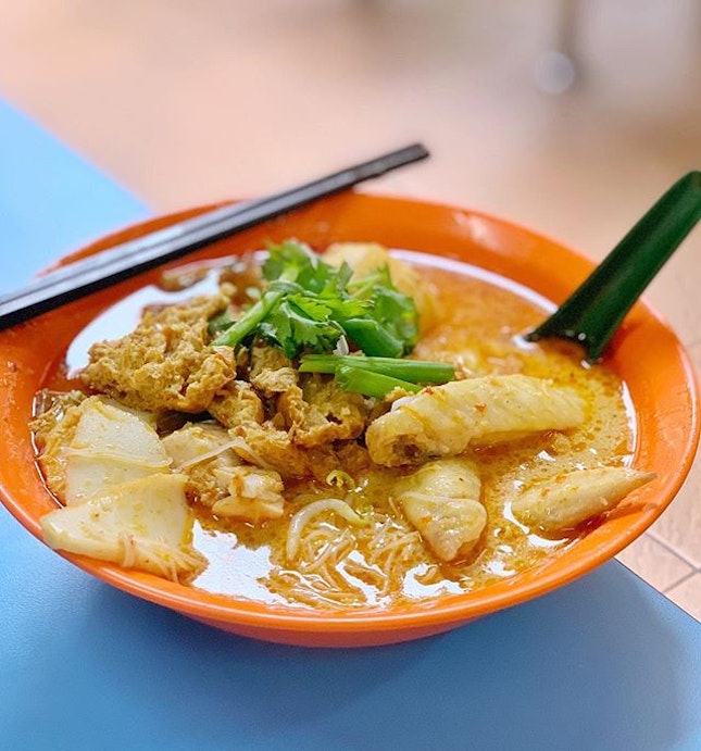 A tribute to hawker culture here at #goldenmilefoodcentre we turned the heat up in the rainy day with this curry chicken mee.