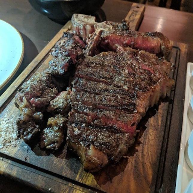 Fiorentina Costata
MB6 Australian Wagyu T-Bone 1.1 kg

The marbling did not look impressive at first...but the flavour was surprisingly amazing, loved every bite 😋
.