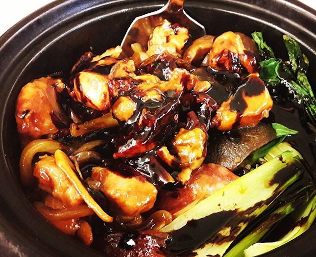 Chase away the cold by tucking into this scrumptious bowl of claypot chicken, preserved sausage, mushroom, veg and rice
#jayellesays #sgfood #hungry #dinner #food #delish #foodie #instafood #instafoodie #foodgram #sgfoodie #fatdieme #goodfood #lastnight #sgeats #setheats #singapore #carbs #carbsoverload #claypot #claypotrice #nom #nomsterofficial #burpplesg #burpple