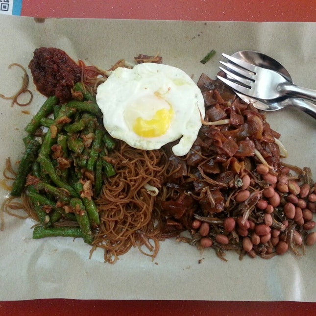 Beehoon/kwayteow + Egg + Long Beans + Ikan Billis ($3)