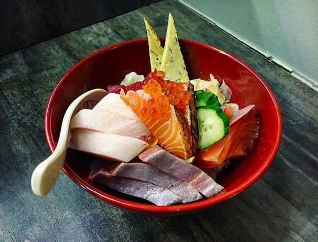 A bowl of Happiness to me is a bowl of Chirashi Don that includes Thick slices of: Salmon 鮭 (Sake), Hamachi 魬, はまち (Yellow Tail), Tuna めばちまぐろ (Maguro), Swordfish 目梶木 (Mekajiki), Scallops 帆立貝, 海扇 (Hotate), Blow Torched Salmon Belly, Egg (Tamago) 卵, 玉子 & Salmon Roe イクラ (Ikura) on a bed of fluffy Sushi Rice.