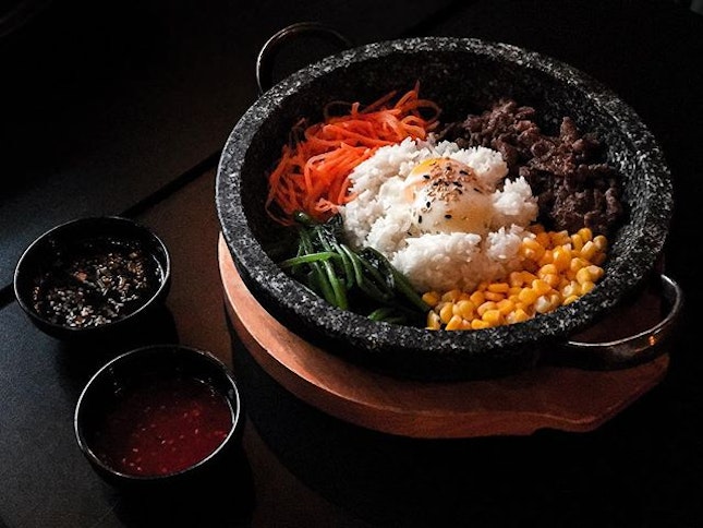 EiGHT Korean BBQ - Invited Tasting - Design your own Bibimbap (💵S$10.90 & up) Only available during Lunch Hours from 11.30am till 2.30pm (last order at 2pm) 🍲
•
Here's a bowl of ;
White Rice as Carbs out of the choices of Purple Rice & Quinoa (+💵S$3) 
Protein is gonna be Beef Bulgogi against Spicy Chicken & Stir-Fried Pork.