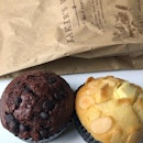 🌚🧁🍫 🔰 🌝🧁🧀
Unintentional discovery of this bakery; 👩🏻‍🍳🍞
Needless to say, curiousity got better of the 🐱; Now, between the two, I’d rather the chocolate, cheesy was like the sweeter version of plain (vanilla) Jane round the hood, w a krimmm cheeze “well” (cos it’s from baker’s well ya see) in the centre;
Chocky on the other hand, was bursting 🥳 w melted chock-full of 🍫 from those dark chips; On a separate note, it was also a good-to-note this bakery offers gluten free bread options 🙌🏼💚🍞🥐🥖💚🙌🏼
#bakerswellsg #bakerswell #cupcakes #chocolatecupcakes #cheesecakecupcakes #burpple