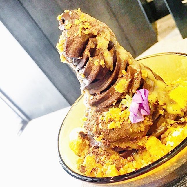 🍦 Basically an edible 🌸🌚🍫mountain layered with many surprises at its base 😍 • Dark chocolate sundae x passionfruit curd x raspberry purée x hazelnut crumb x chocolate crumb x honeycomb x whipped cream [$14] • 
TASTE: 3.7/5 also prolly the most Instagrammed dish of all!
