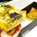 👆🏻 YOU CAN NEVER REJECT A HAIRY CRAB CROISSANTWICH 🙋🏼 x caviar x pickled ginger [HKD130, SGD23.80].