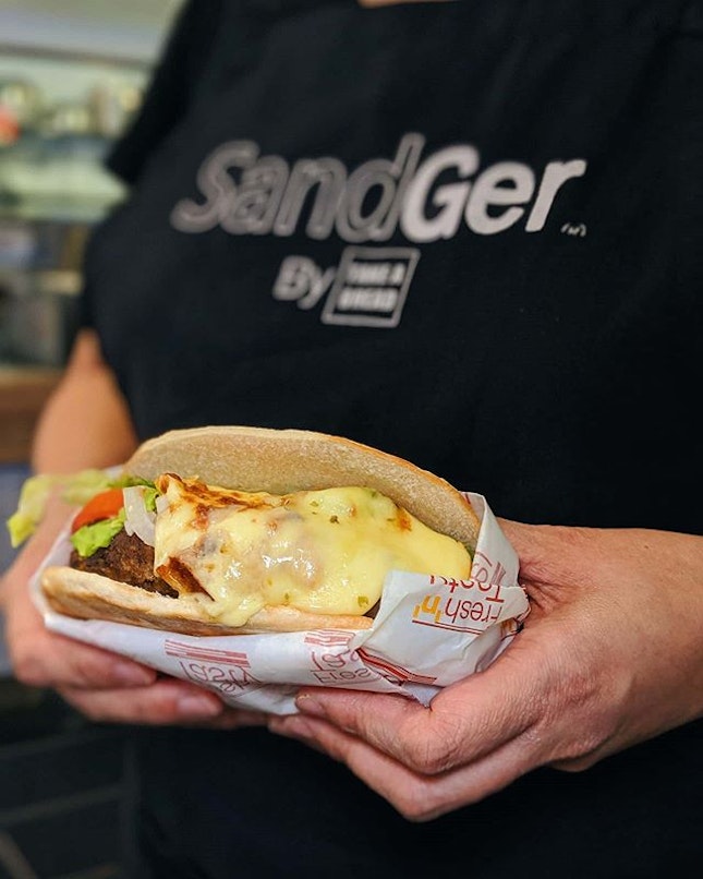 SandGer by TAKE A BREAD 🍞🍔
⬇️ Half a Sandwich, Half a Burger ⬇️
.