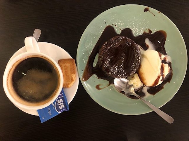 Whether it’s grabbing an aromatic cup of coffee, or just chilling with friends over sweet delights like a smooth vanilla ice cream with a sinful and rich lava cake, @thetreecafesg provides a really really good environment to just relax amidst our hectic schedules.