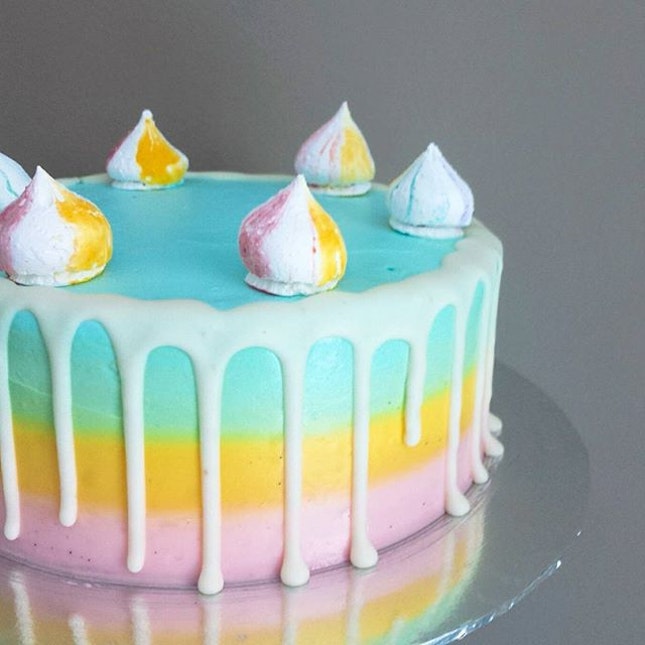 Unicorn Cake🌈🍓
So pastel!😍 Anyway, it's a new cake from @corine_n_cake!