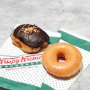 Original Glaze + Reese Peanut Butter Donut [S$5.55]・Reese donut is filled with Reese peanut butter sauce dipped with chocolate icing, Reese’s peanut butter chips, vanilla biscuit crumbs and a drizzle of chocolate.