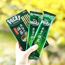 Glico Matcha Pocky [S$3.90]
・
Pocky is one of the few products that depict an accurate illustration of their sticks👍🏻 Taste-wise, it’s sweet matcha so matchaholics probably wouldn’t be inclined to this.