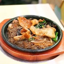 Japchae w Fried Samgyeobsal [S$11.90]
・
Traditional Korean glass noodles stir-fried with meat, vegetables and topped with 3 pieces of fried pork belly from @PatBingSooSIN.