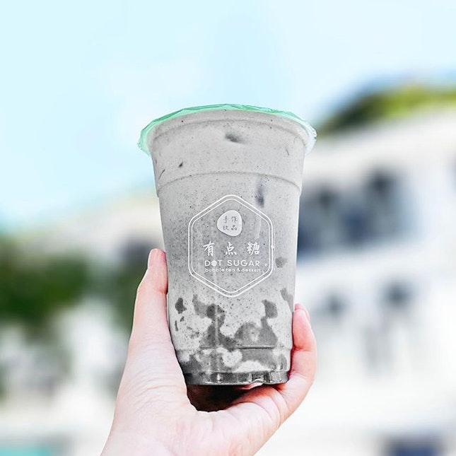 Black Sesame Fresh Milk [S$3.30/M]
・
Filled with rich black sesame fragrance, this drink from @LoveDotSugar isn’t too sweet or heavy, making it a nice post lunch ‘dessert’😍 Shall try Yam Fresh Milk/ Strawberry Butterfly Yogurt during my next visit!