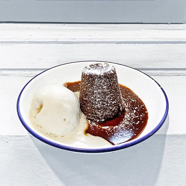 Sticky Date Pudding [S$10.00++]
・
Along with caramel sauce and vanilla ice cream, this dessert from @TheLokalSingapore is one of the perfect ways to wind up the day on a sweet note😌 I’ve been wanting to try it for the longest time and finally had the opportunity since I was in the vicinity.