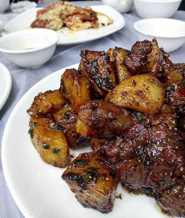 黑椒薯仔牛柳粒 (HKD 98) | Beef patty fried with mashed potatoes and home-made dark sauce - this was a recommendation by a local friend!