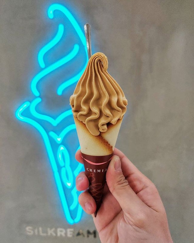 New flavor, Caramel🍦
:
:
#japan #日本 #osaka #大阪 #travel #traveller #travelphotography #mobilephotography #holiday #holidays #tourist #wanderlust #food #foodie #foodies #burpple #foodporn #instafood #gourmet #foodstagram #yummy #yum #foodphotography #cremia #クレミア #languedechat #cone #icecream #softserve #musthave