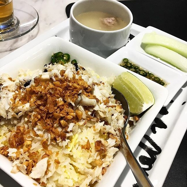 Crab 🦀 fried rice from Greyhound Cafe with generous serving of crab meat and caramelised garlic!
