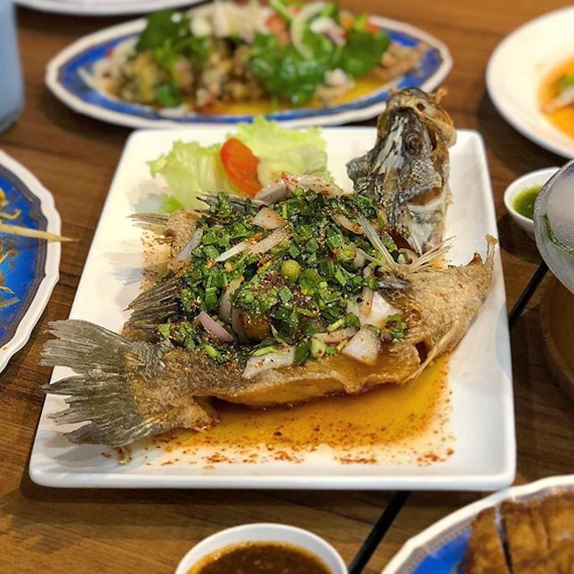 Other than frying the fish until it is crispy but juicy, to me the soul of the Waterfall Seabass comes from savouring the meat with a dab of their special Thai spicy sauce drizzled over the dish.