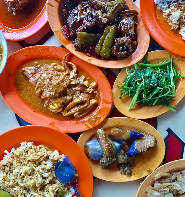 Comfort food 😌 #curryrice #tiongbahru #sgeats #jiaklocal #sgfood #igsg #sgfoodie #exploresingapore #burpple #burpplesg #tslmakan #stfoodtrending #whati8today #onthetable