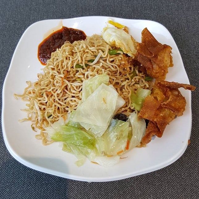 6.5🌟 / 10🌟 Maggie mee with Fried Wanton, Cabbage and Egg @ S$3.70 from Third Place Cafeteria at Mediacorp Campus