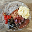 #sgfoodunion 8⭐ / 10⭐ Yummy Breakfast Works that has pork sausage, crispy bacon, scrambled eggs, sauteed garlic mushrooms, baked beans, Rosemary Cherry Tomatoes and multi-grain toast @ S$16 from Food for Thought Cafe