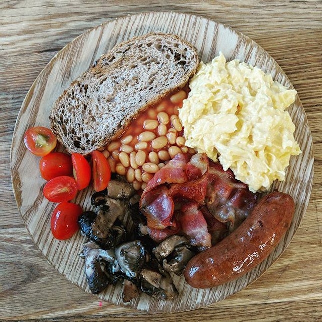 #sgfoodunion 8⭐ / 10⭐ Yummy Breakfast Works that has pork sausage, crispy bacon, scrambled eggs, sauteed garlic mushrooms, baked beans, Rosemary Cherry Tomatoes and multi-grain toast @ S$16 from Food for Thought Cafe