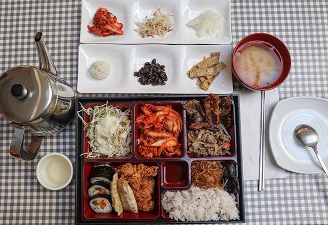 Just had one of the best and most satisfying Korean meals ever with Bon-ga’s Super Bento Lunch Set that consists of rice, japchae, salad, 3-pcs boneless chicken (SUPER GOOD), 3-pcs kimbap, stir-fried chicken, stir-fried beef, bbq beef, 2-pcs deep fried dumpling and miso soup.