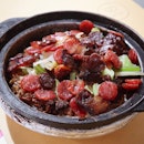 This Claypot Rice with sausages, bacon and pork ribs is really filling and quite decent 👍🏻
.